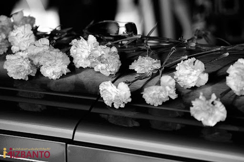 گل سفید بر روی تابوت