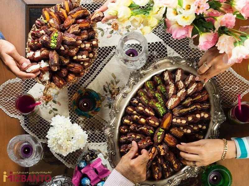 خاصیت خرمای تزئین شده در سینی و برداشتن آن با دست