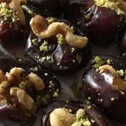 خرما با تزئین گردو و پسته