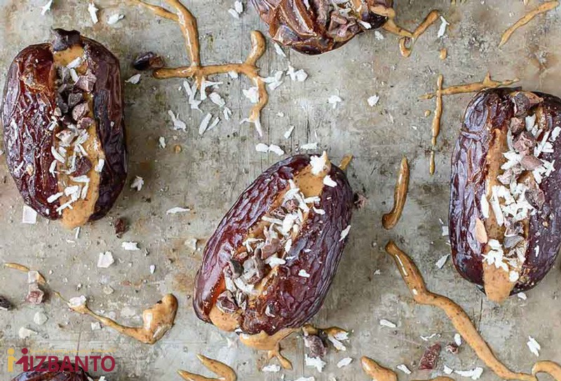 خاصیت پذیرایی با خرما تزئین شده