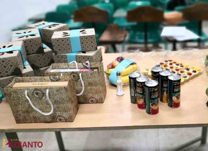 بسته پذیرایی بر روی میز