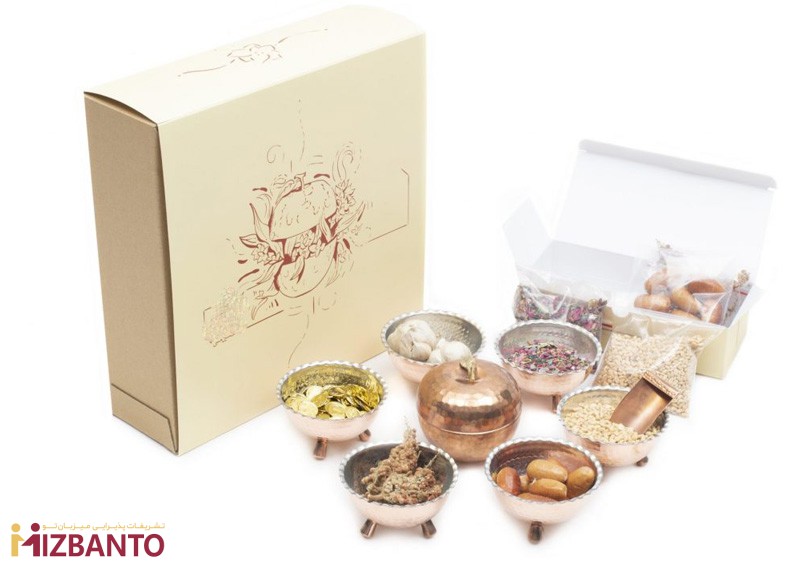بسته پذیرایی و ظرف های مسی در کنار 