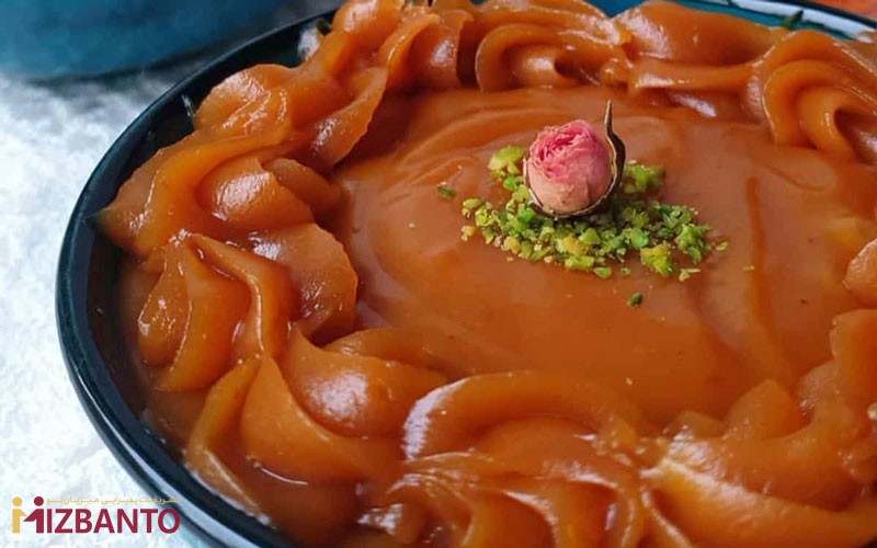 تزئین حلوا در ظرف با پسته و گل محمدی