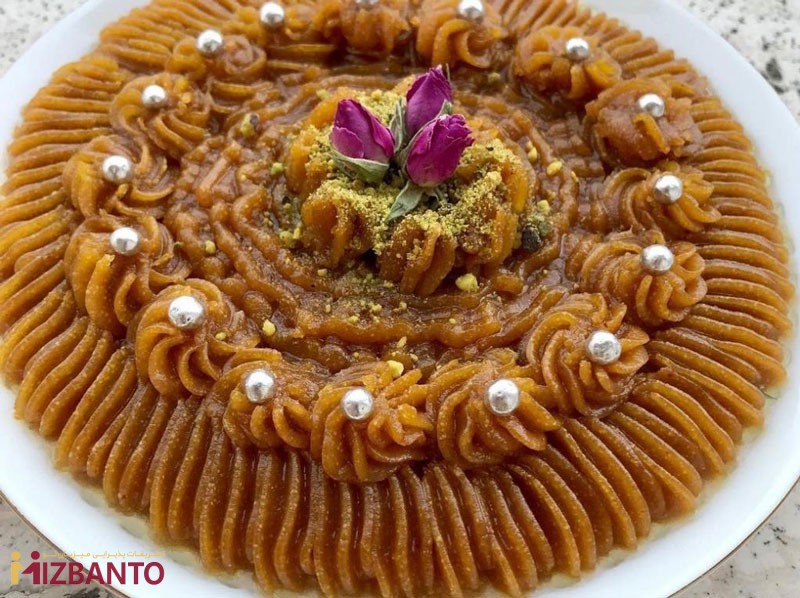 تزئین حلوا زعفرانی با گل محمدی