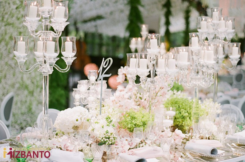 شمعدان و گل سفید بر روی میز